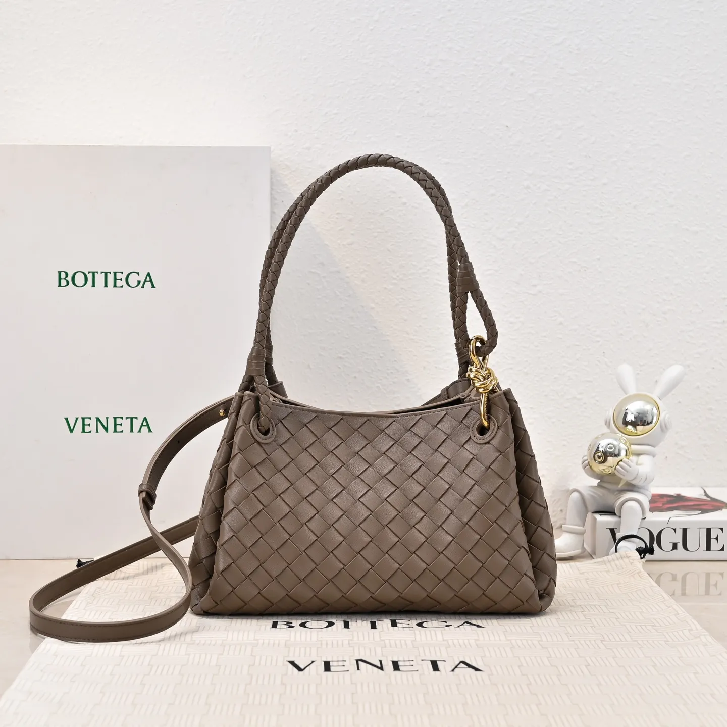 Batch 2060 BOTTEGA VENETA 2025 Autumn New Product Medium Parachuta The long-awaited new medium parachuta is here, with a unique appearance and iconic metal knots, and a whole piece of leather folds the four corners into a parachute shape! The exquisite Knot metal buckle is like putting jewelry on a bag. It is high-end and elegant. Its super capacity can hold all your things! The overall effect of this bag is very different from before. It is neither too delicate to provide a large capacity nor too bulky because of its practicality. It simply provides a perfectly suitable bag for casual and simple people👜 Style number: 5921 Size: 29.5*18.5*17.5cm